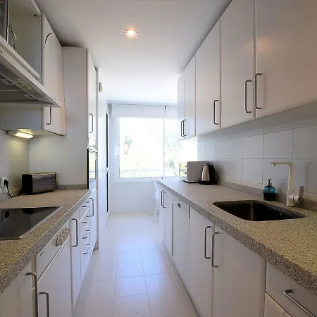 Appartement Near The Beach, Pool, Tennis Court, 3-bedrooms, 2-bathrooms, Ac Estepona