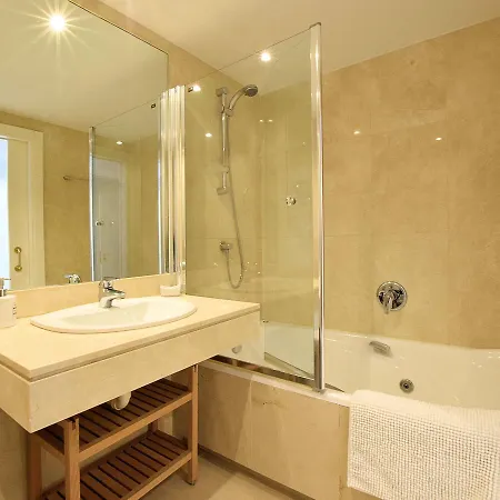 Appartement Near The Beach, Pool, Tennis Court, 3-bedrooms, 2-bathrooms, Ac Estepona